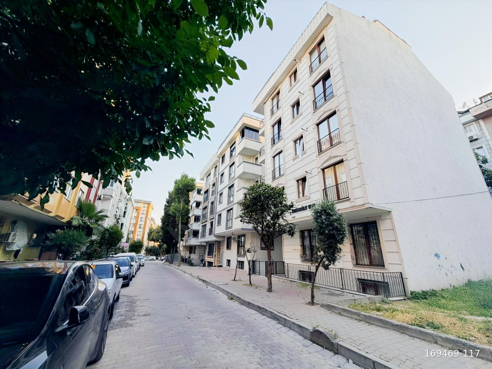 SAKİN NEZİH SOKAKTA ASANSÖRLÜ YENİBİNADA 2+1 KLİMALI DAİRE