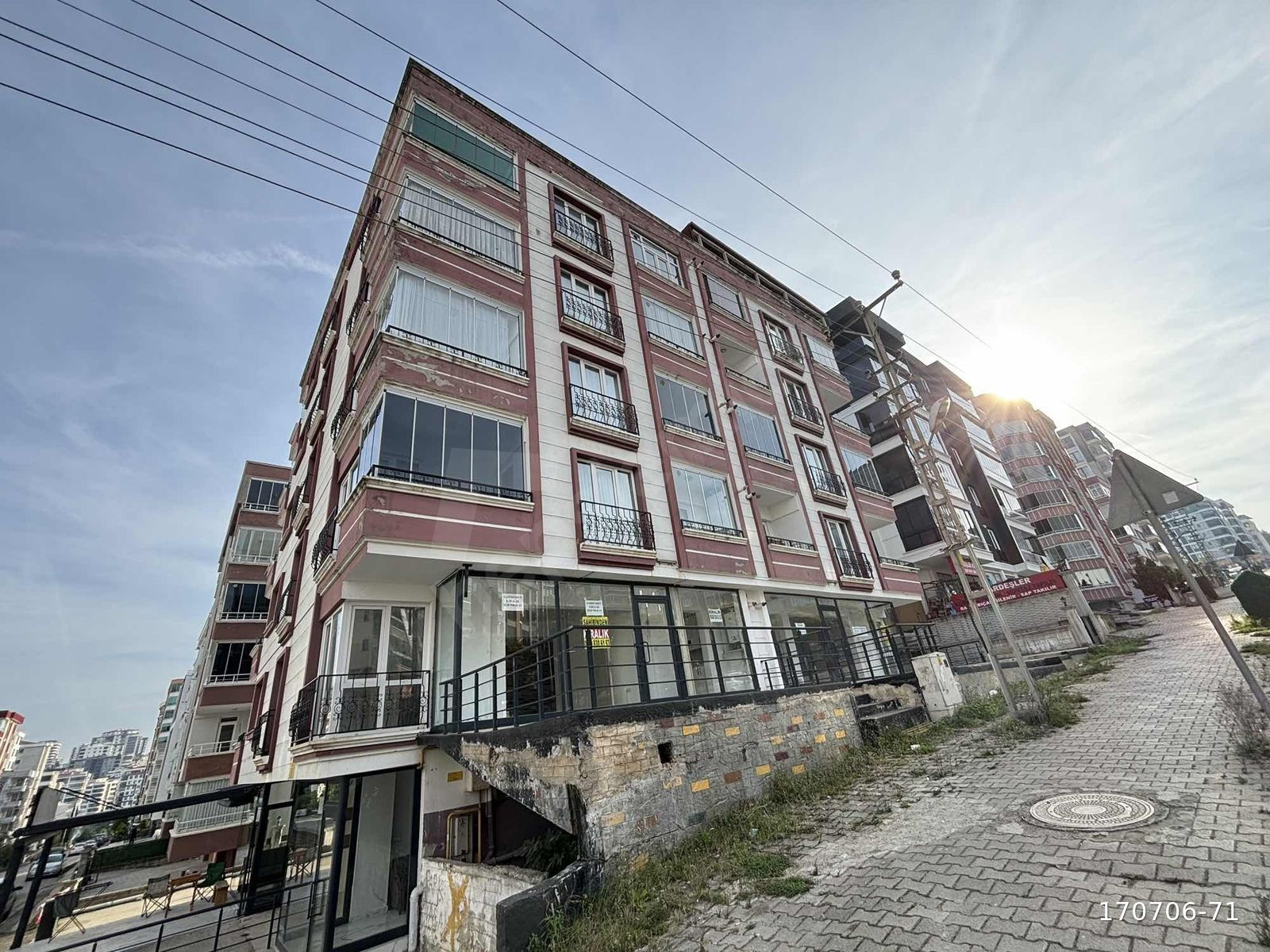 EMRE SAĞLAM'DAN CADDEYE CEPHE SATILIK 3+1 DAİRE
