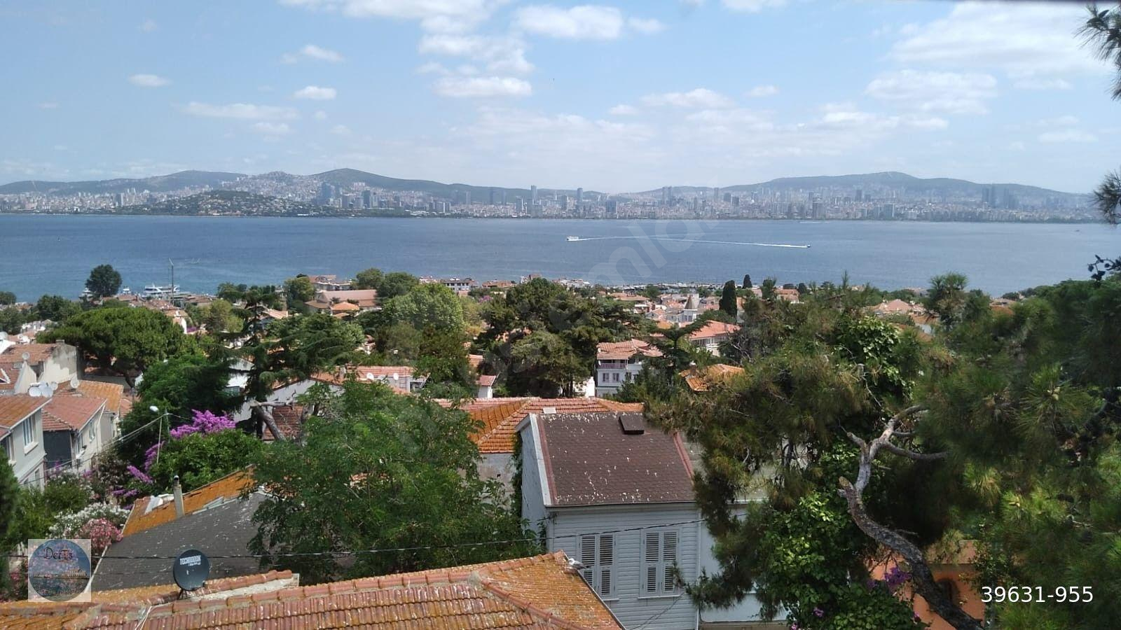 BÜYÜKADA'DA 4 ODA, 2 SALON, 2 MUTFAK VE 4 BALKONU OLAN DENİZ MANZARALI DUBLEX DAİRE