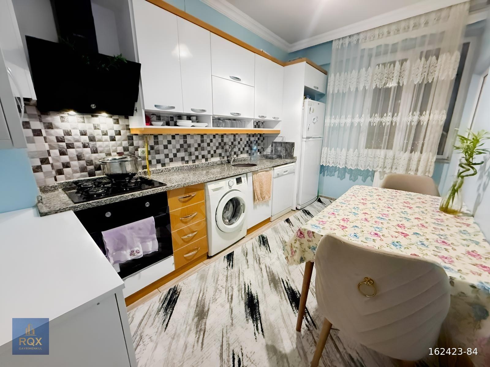 ABDÜLHAMİTHAN YAKINI CADDE ÜZERİ CEPHELER AÇIK ARA KAT 3+1 DAİRE