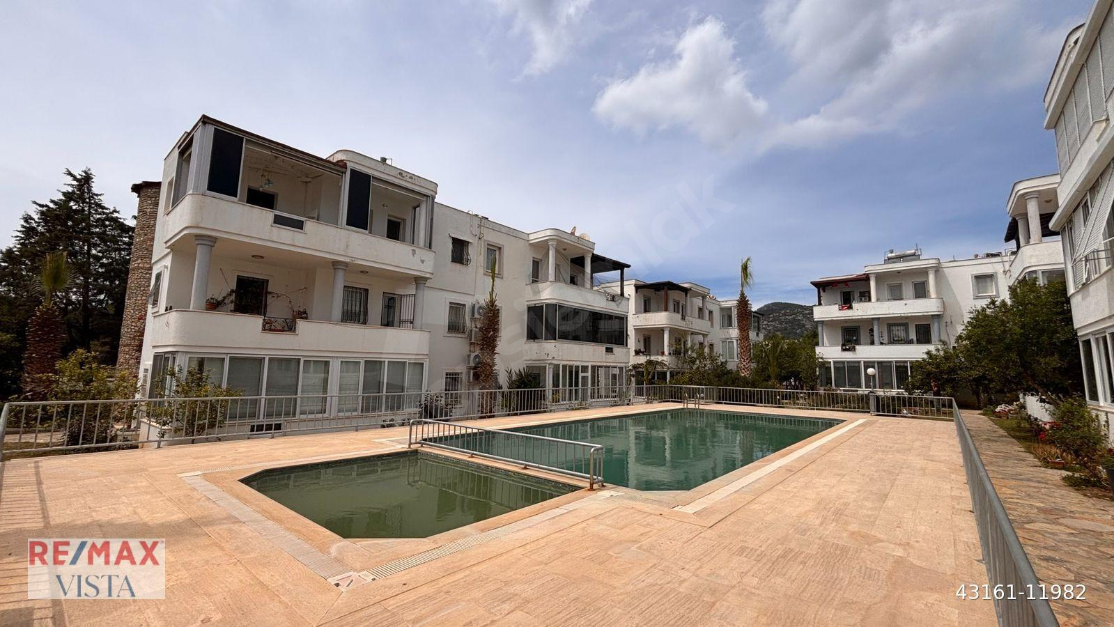 Konacık Ali Yaman Sitesi'nde Havuz Manzaralı 2+1 Üst Kat Daire