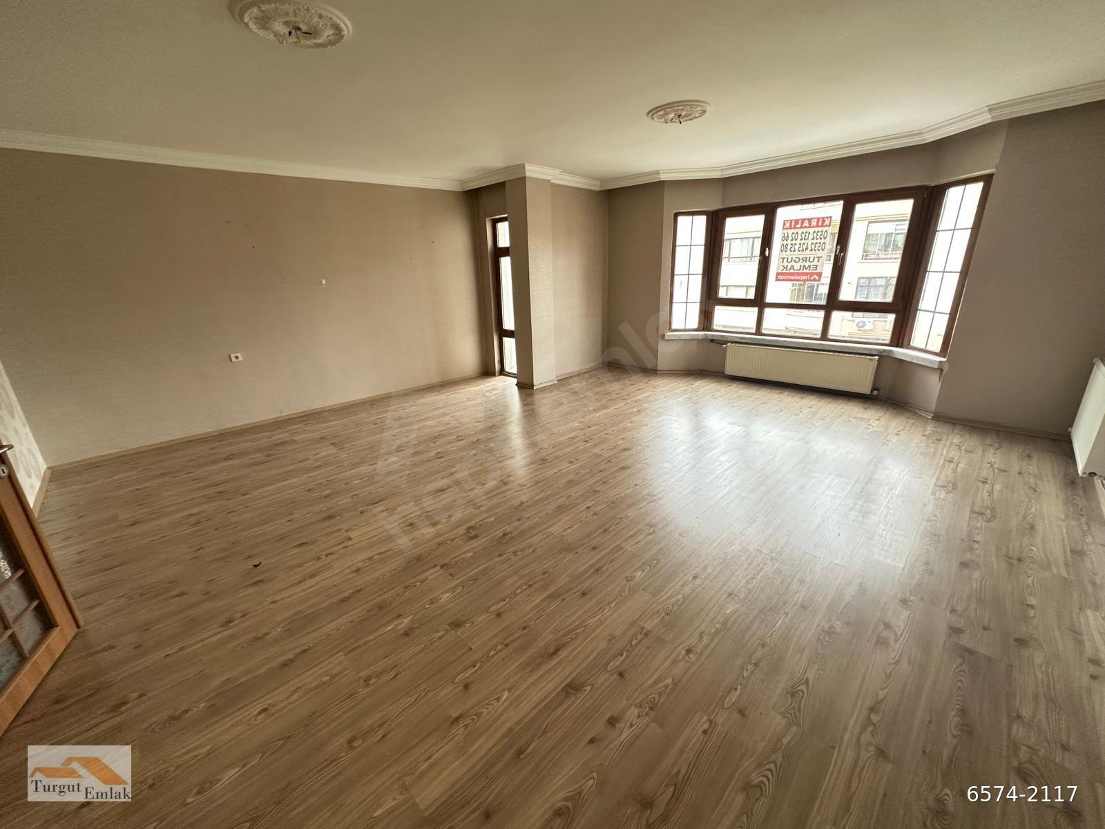 AŞIKPAŞA MAHALLESİ'NDE ARA KAT GENİŞ KULLANIMLI 3+1 DAİRE