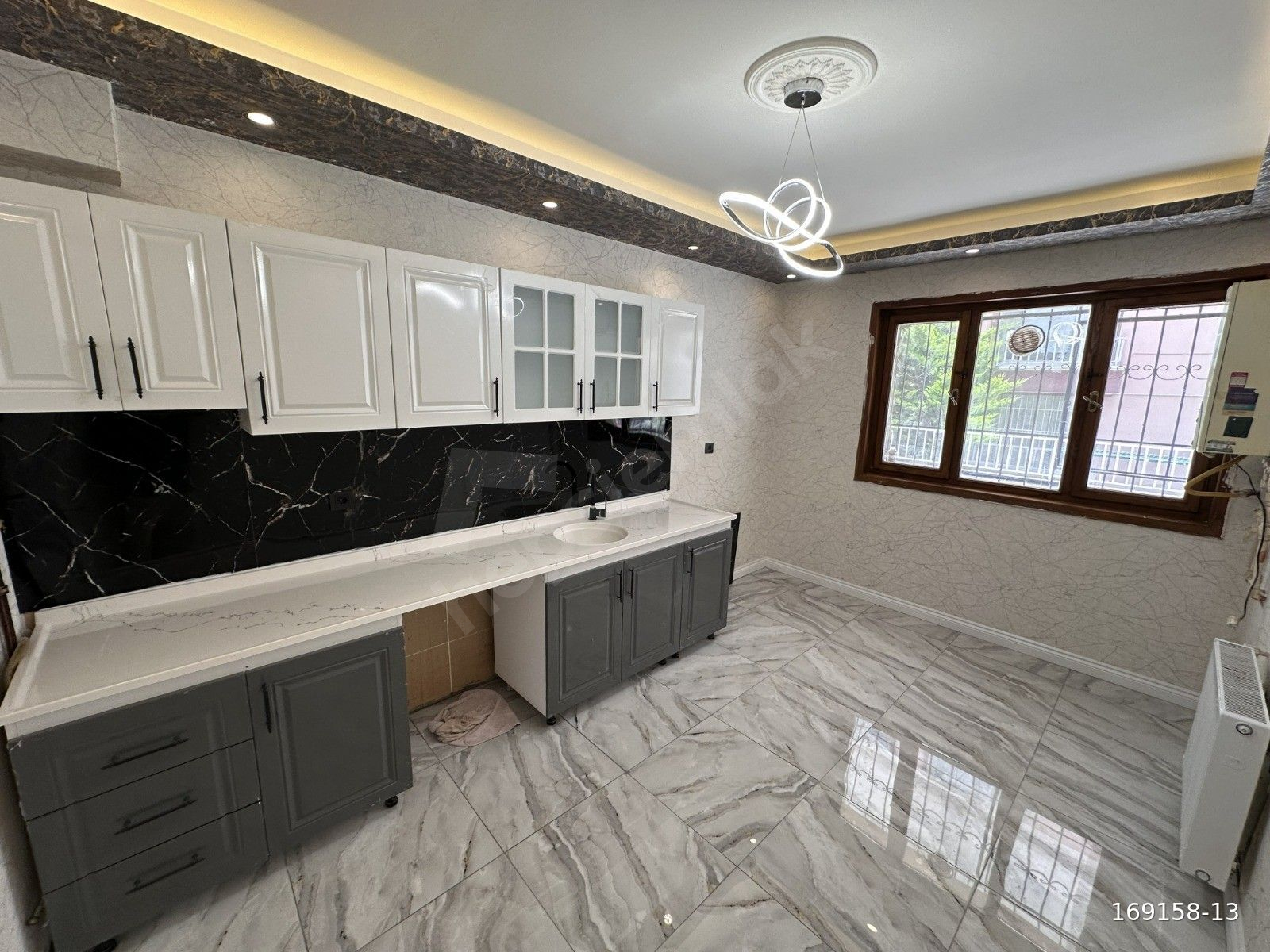 MERKEZ EMKLAK^'DAN KALBUR CADDESİN'DE LÜX YAPILI 3+1 MASRAFSIZ FIRSAT DAİRE