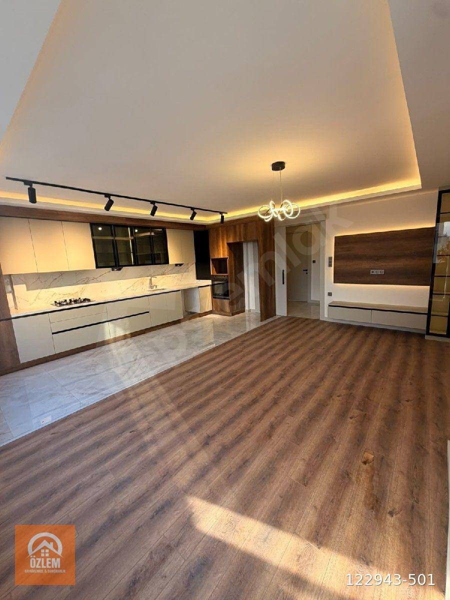 GÜZELYALI DA TURGUT ÖZALA SINIR ULTRA LÜKS 3 CEPHELİ GENİŞ FERAH MERKEZİ KONUMDA SATILIK 3+1 DAİRE