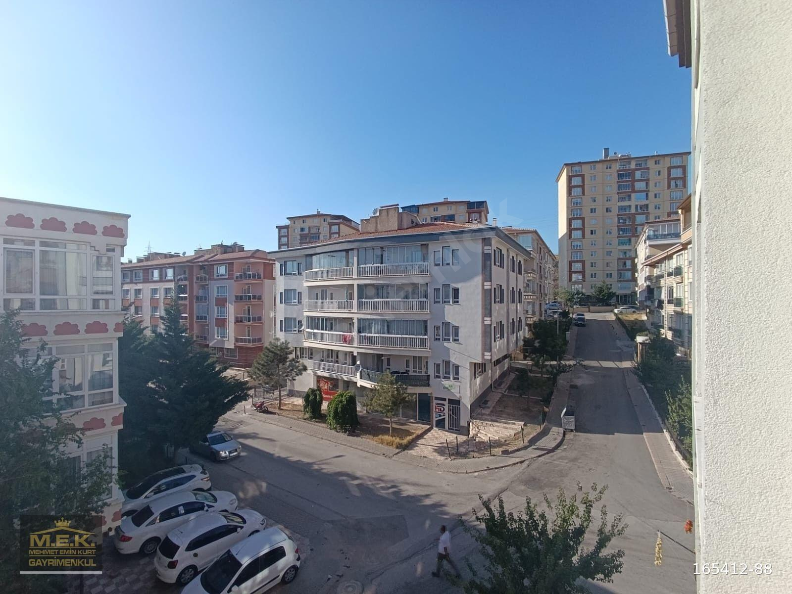 UFUKTEPE'DE CADDE YAKINI ÜÇ BALKONLU ÜÇ CEPHELİ 3+1