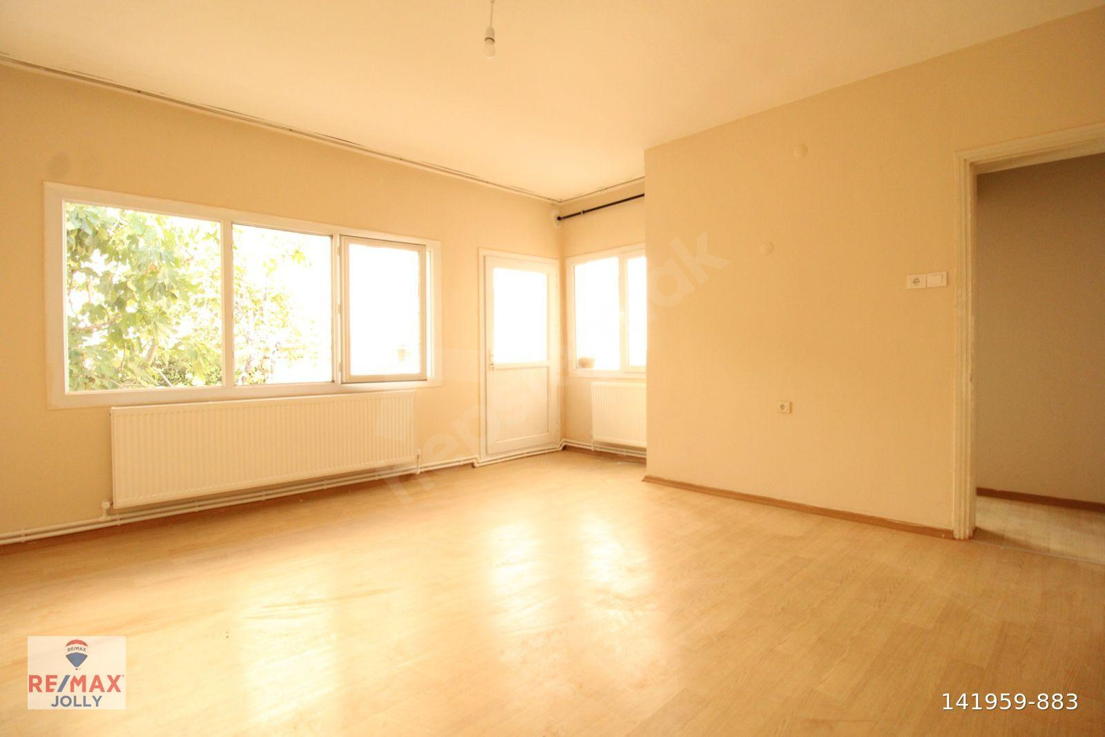 Bornova Merkez de 2+1 Yeni Boyalı Balkonlu Arakat Kiralık Daire
