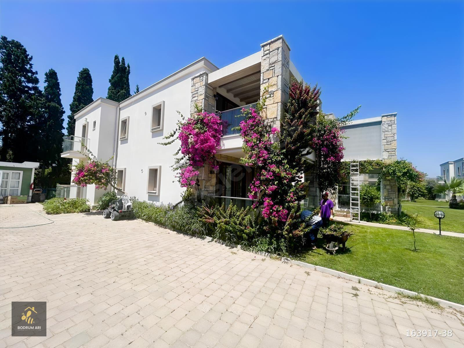 Yahşi Sahiilde Havuzlu Site İçerisinde 3+1 Kiralık Üst Kat Daire