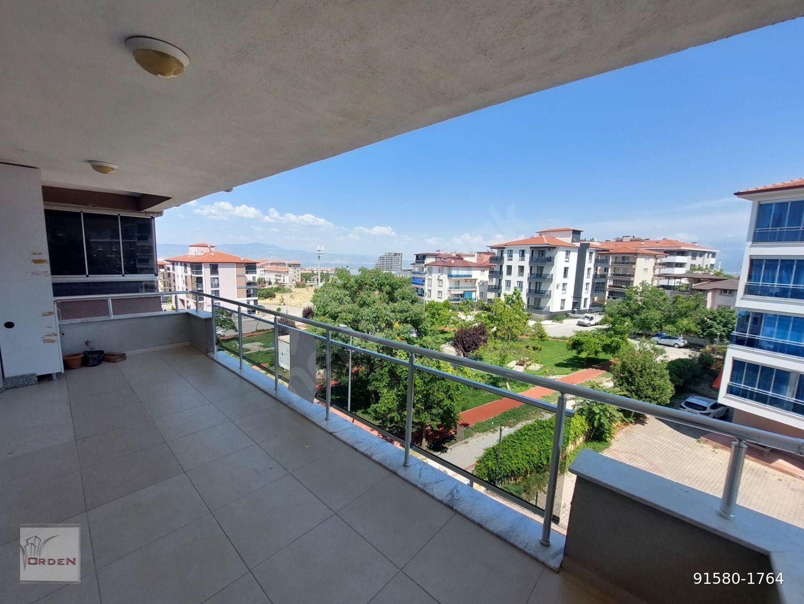 Çakmak'ta park karşısı Kiralık 3+1 3.kat daire