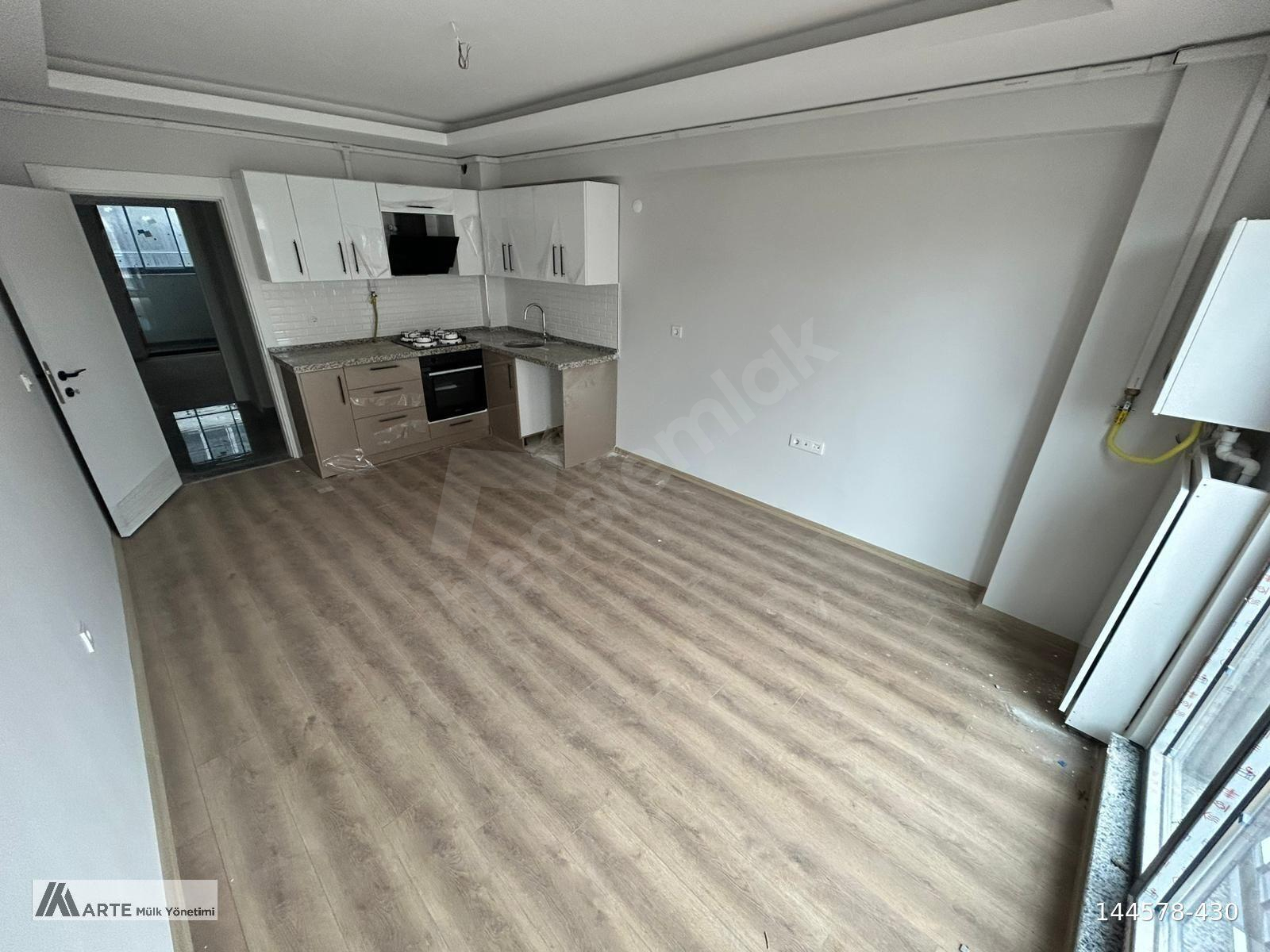YENİ MAHALLEDE 55 M2 BALKONLU VE OTOPARKLI ARA KAT 1+1 DAİRE