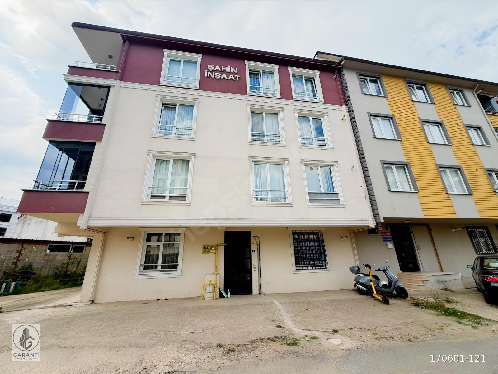 Cumhuriyet Mahallesi'nde, sahil tarafında satılık 2+1 daire.
