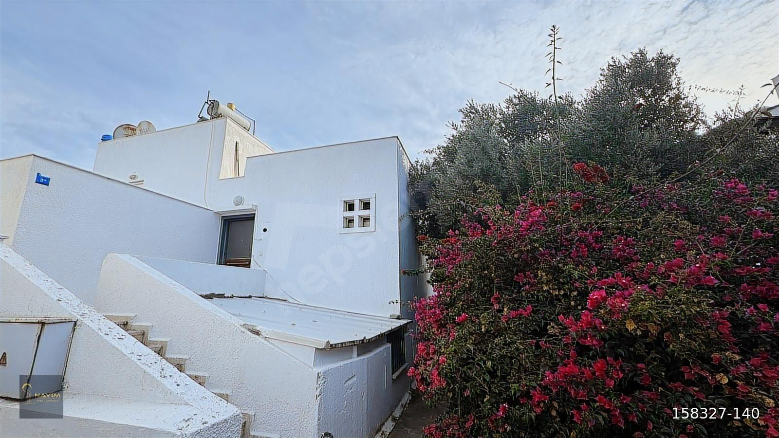 Bodrum Bağla Bankev sitesinde Tadilatlı Deniz Manzaralı 2+1 Üst