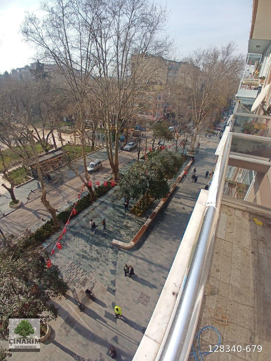 İZMİT YENİCUMA CAMİ KARŞISI YÜRÜYÜŞ YOLU ÜZERİNDE