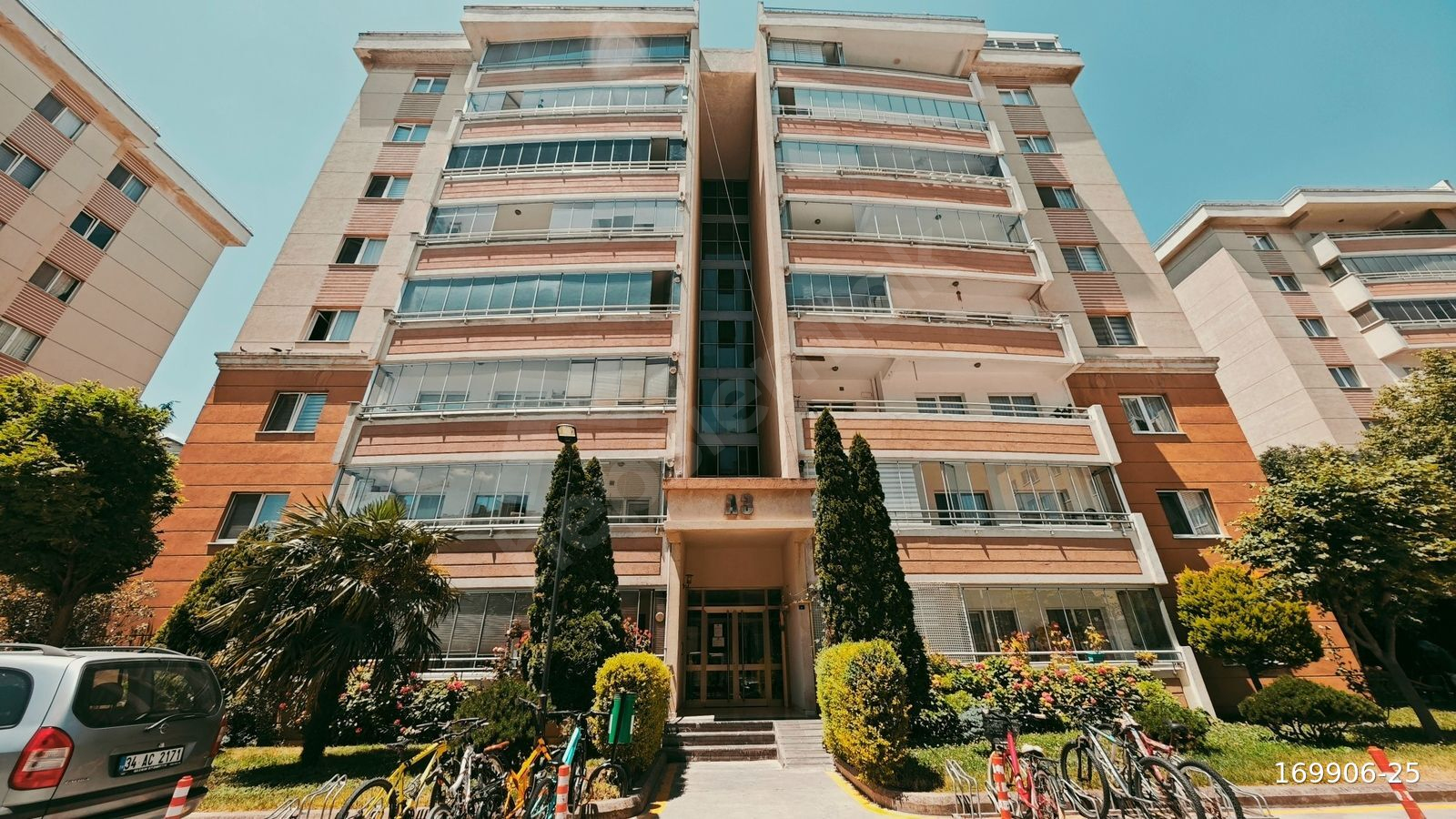 GÜZELTEPE KONUTLARINDA HAVUZ MANZARALI ARA KAT SATILIK 3+1
