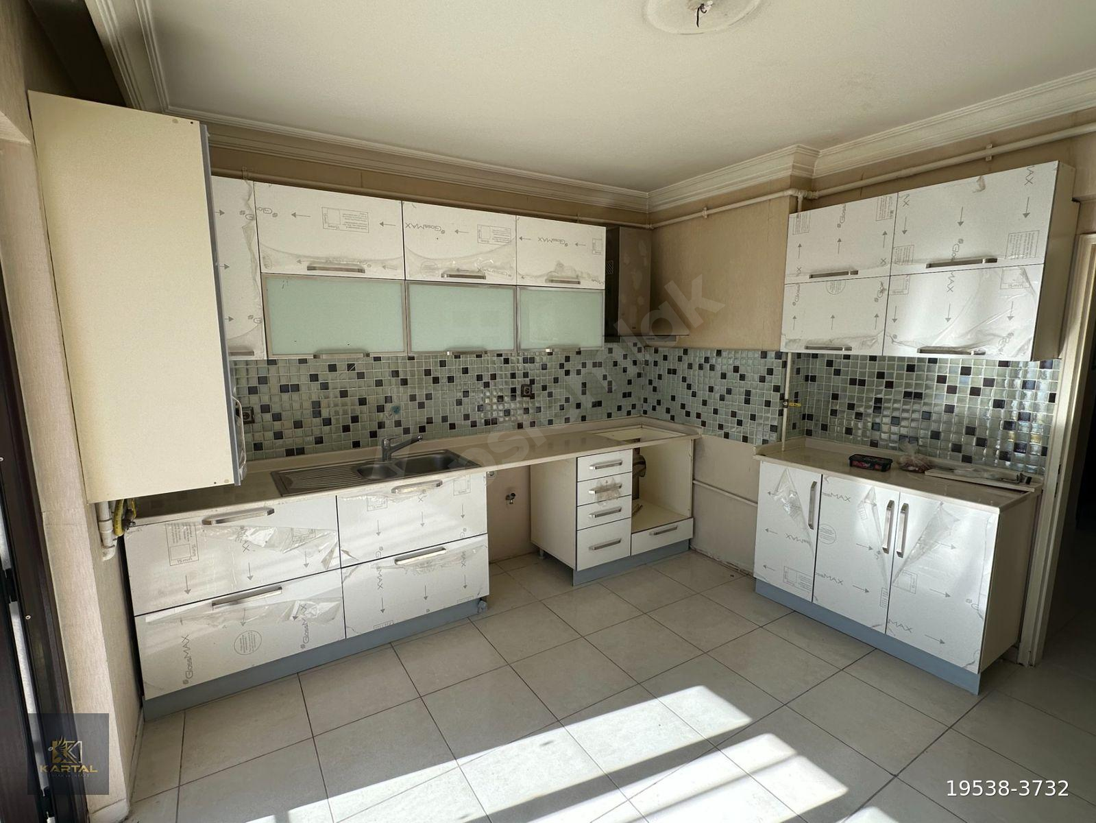 KARTAL..ANA CADDE ÜSTÜ..3+1 145M2 3.KATTA,BAKIMLI,DÜZLÜK BÖLGEDE