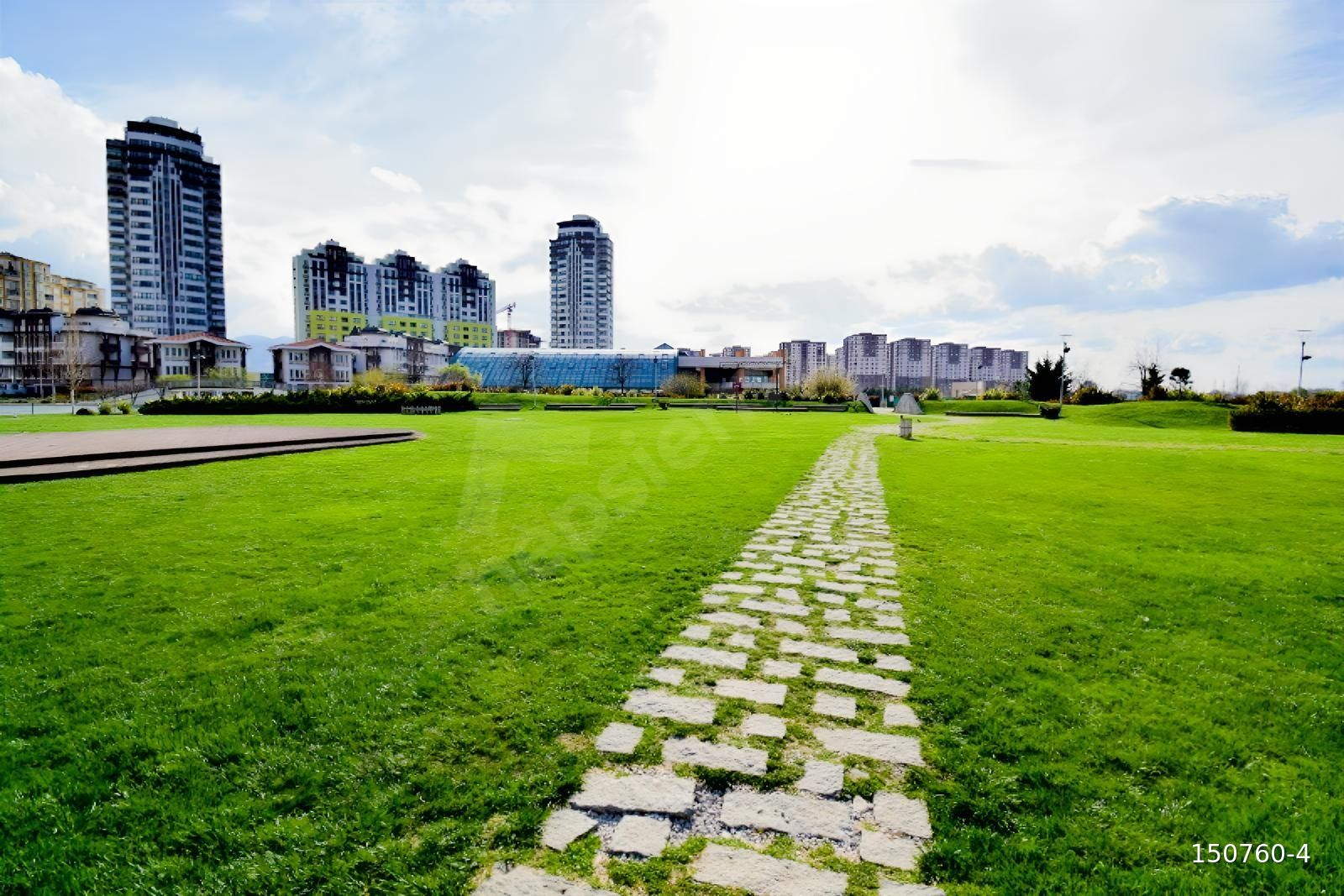 BURSA MODERN SİTESİ CEVİZLİ KULE 3TE 1+1 SATILIK GÖL MANZARALI