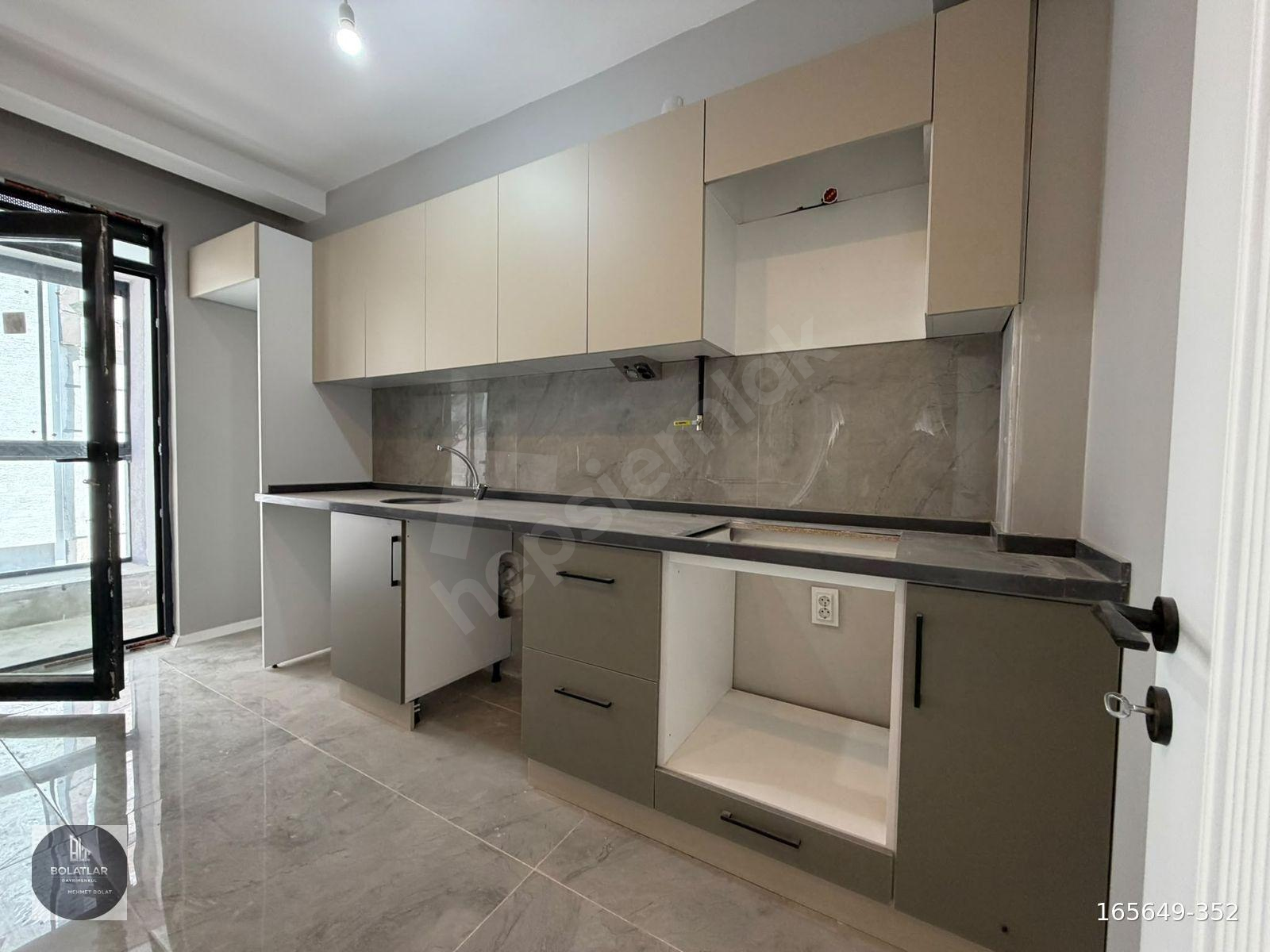 ÇAMLICA MH.BİRLİK 2 CD.DİBİ BALKONLU GENİŞ 2+0 DAİRE MB-3
