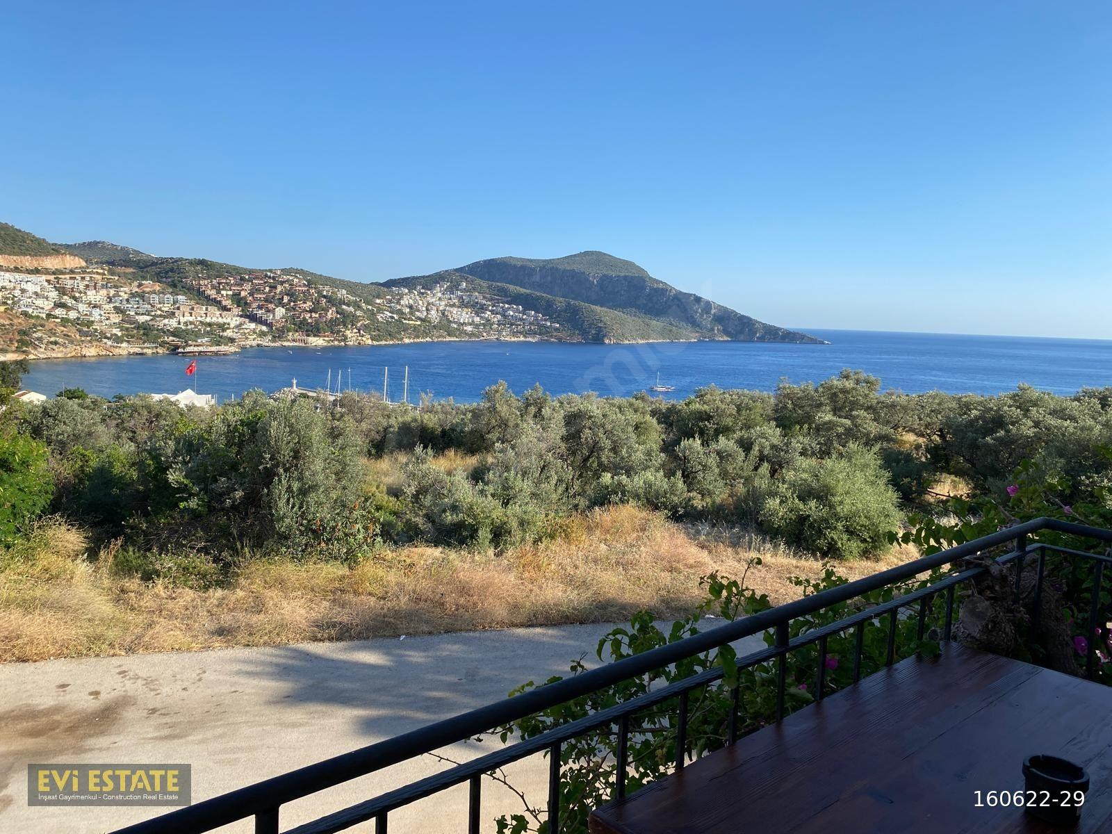 Kalkan merkez Mediterranean Sitesinde satılık 2+1 üst kat apart