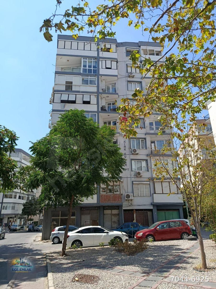 EGE EMLAK'TAN BORNOVA MERKEZ HÜKÜMET KONAĞI YAKINI 3+1 ARAKAT DAİRE