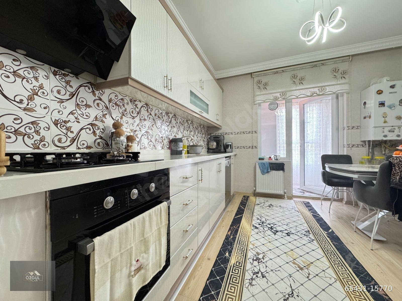ÖZGÜL EMLAK'tan MERKEZİ KONUMDA FULL YAPILI KİLERLİ ÇİFT BANYOLU ASANSÖRLÜ 3+1 MASRAFSIZ DAİRE