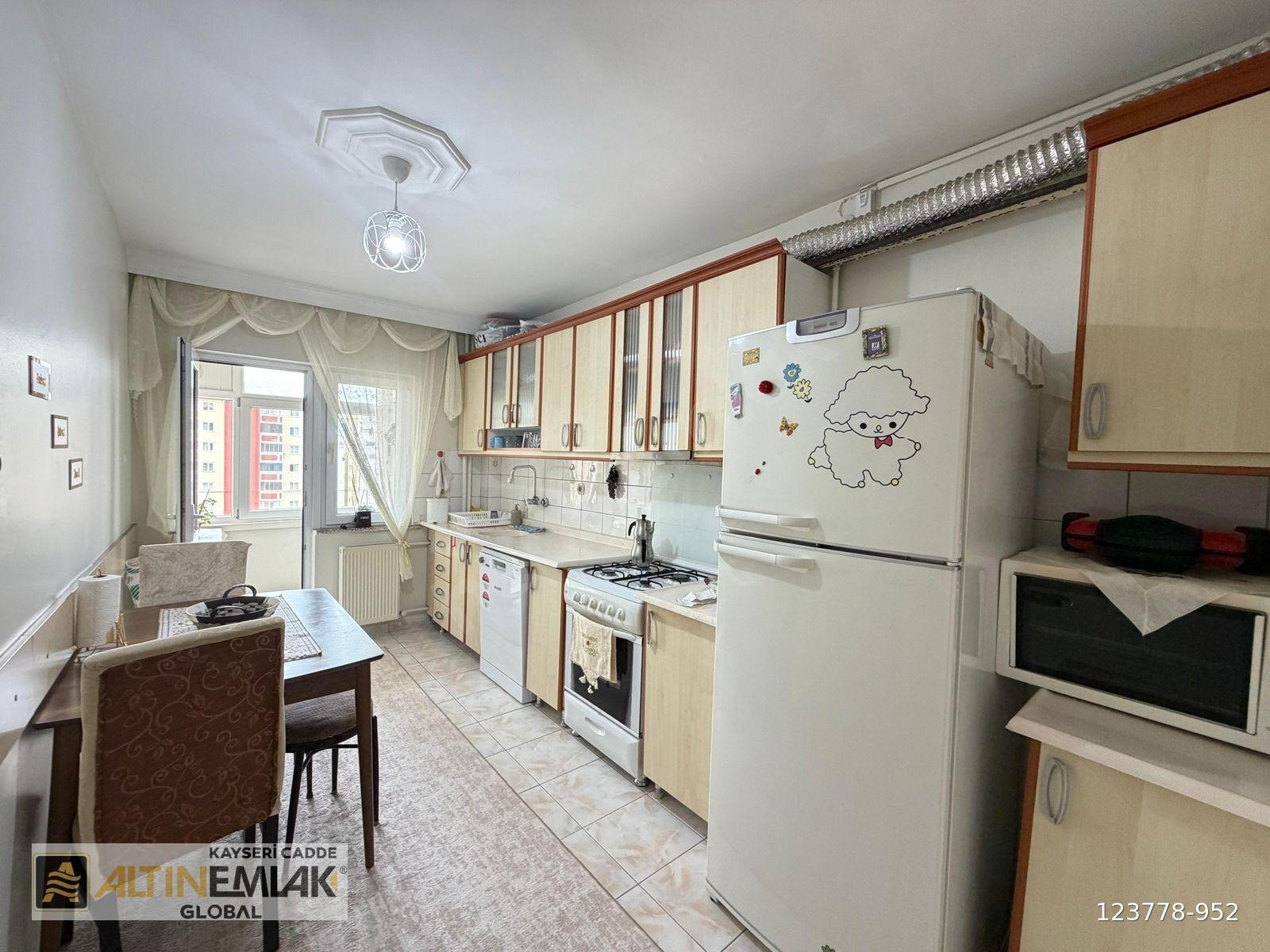 ALTIN CADDE / BELSİN KÜMEVEEVLER'DE 3+1 SATILIK ARA KAT DAİRE