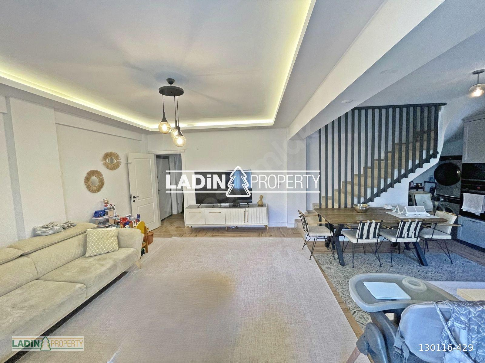 Foça Mahallesinde Modern Mimariye Sahip 3+1 Satılık Daire