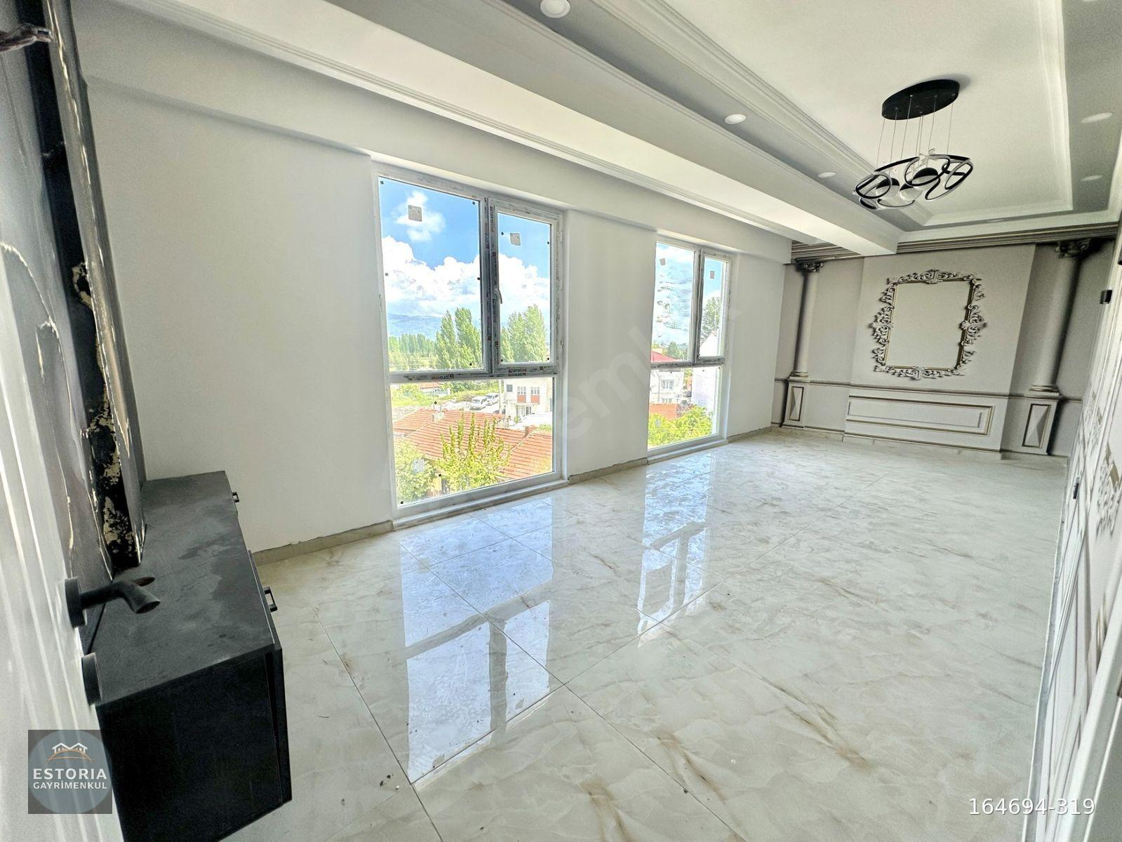 ESTORIA'DAN SÜTLÜCE ULUZAFER CADDESİNDE GENİŞ İSKANLI 3+1 DAİRE