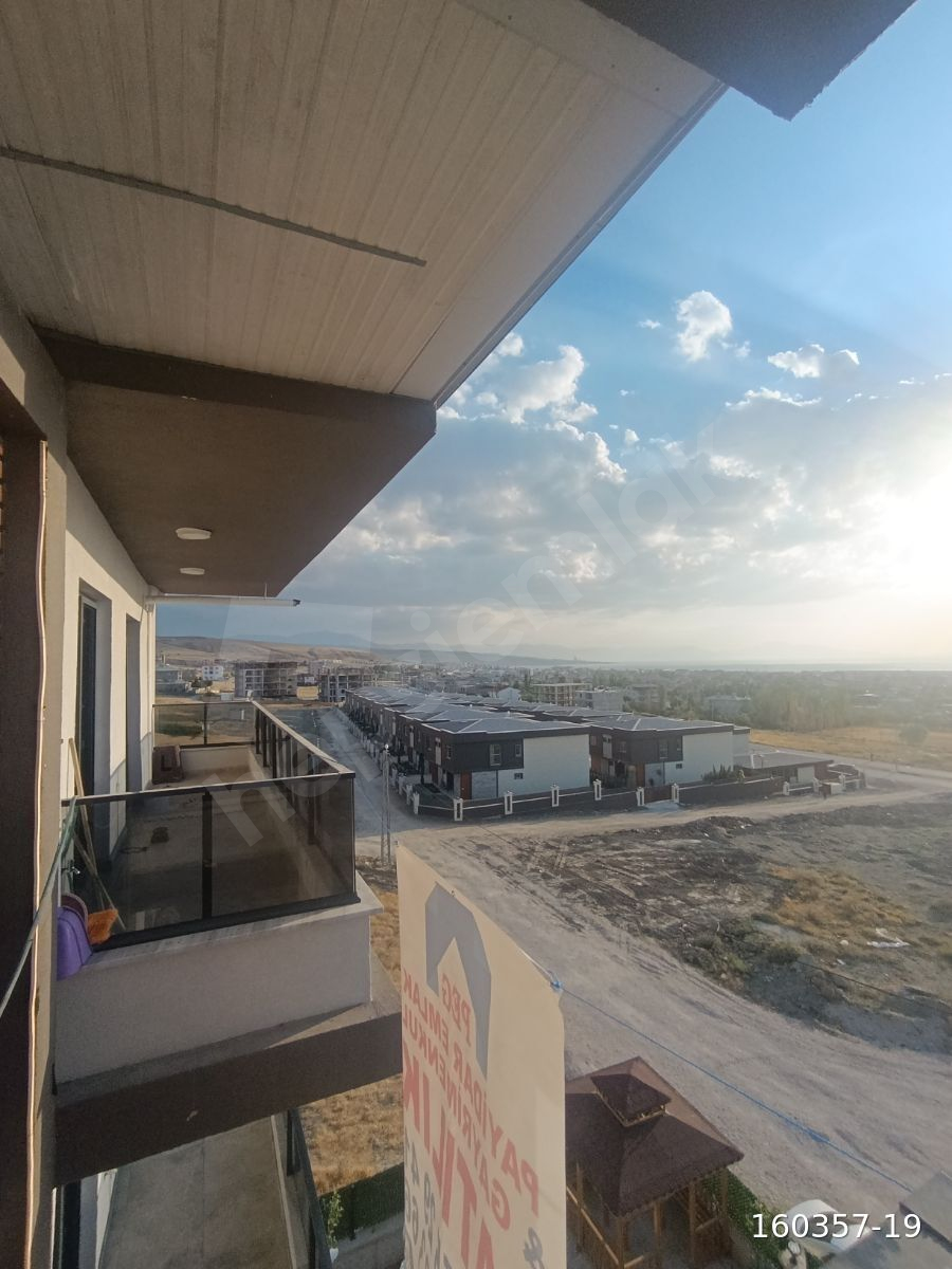 SATILIK LÜKS 4+1 DAİRE GÖL MANZARALI VİLLA LAR ARASI