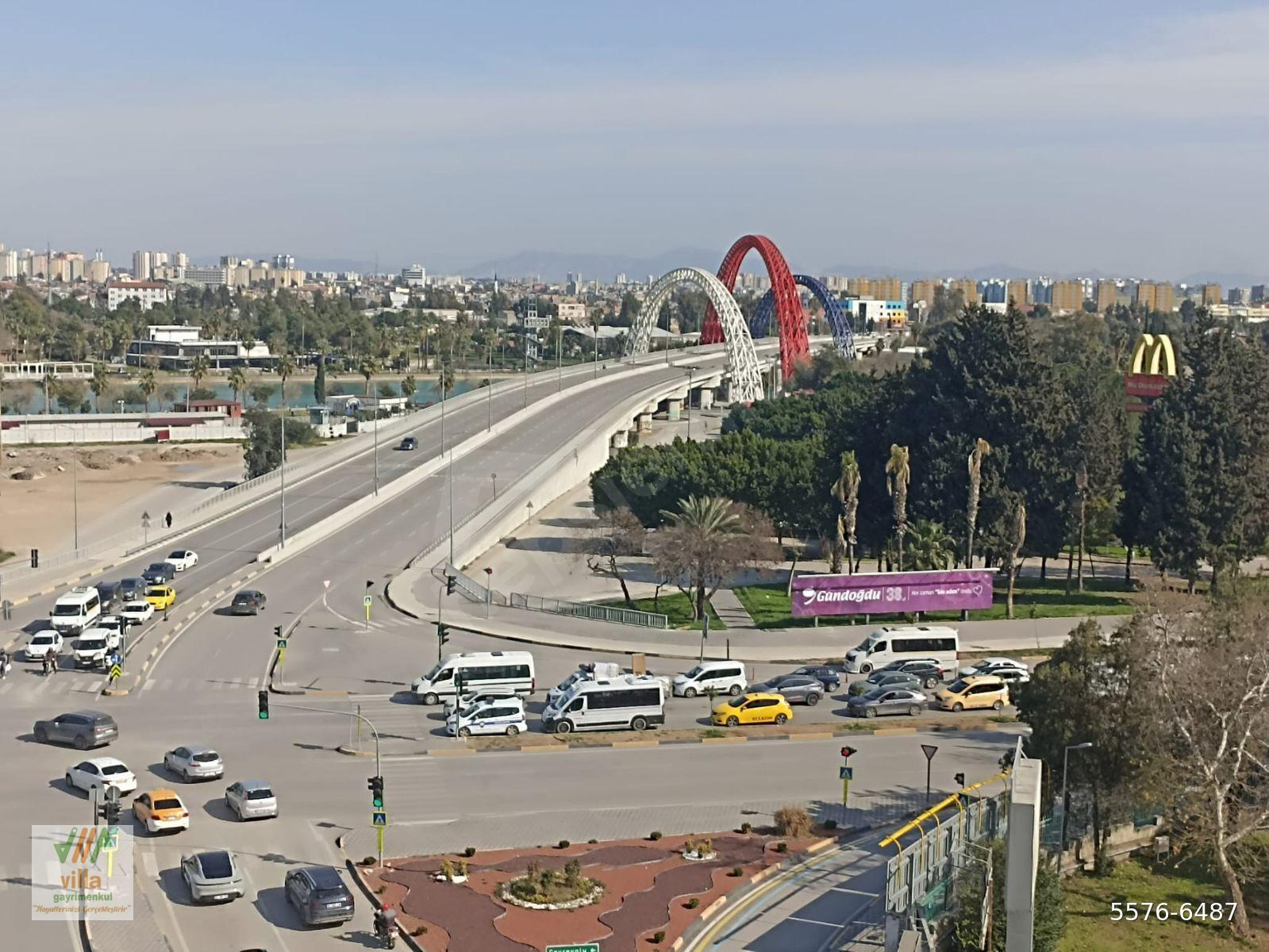 NEHİR MANZARALI CADDE ÜZERİNDE SİTEDE GÜVENLİKLİ KAPALI OTOPARKLI 4+1 GENİŞ OTURUMLU