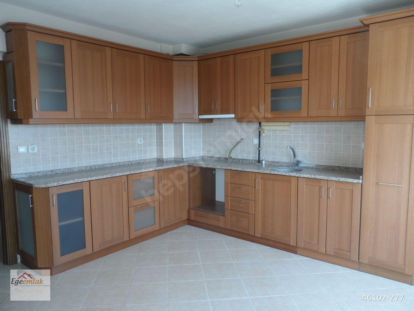 Nazilli Ege Emlak Ofisinden Zafer Mh. Site İçinde, Doğalgaz Kombili, Açık Otoparklı Kiralık Daire