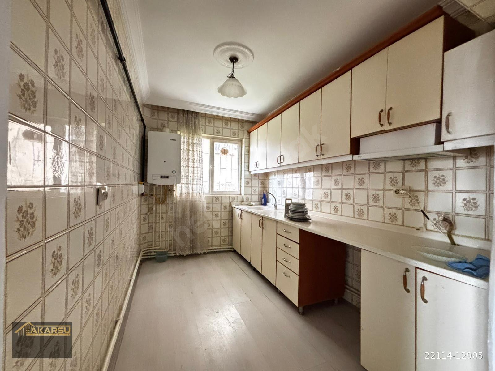 AKARSU EMLAK'TAN SOKULLU CADDESİ ÜZERİNDE 3+1 KOMBİLİ OTOPARKLI BAHÇE ÇIKIŞLI MERKEZİ KONUMDA DAİRE
