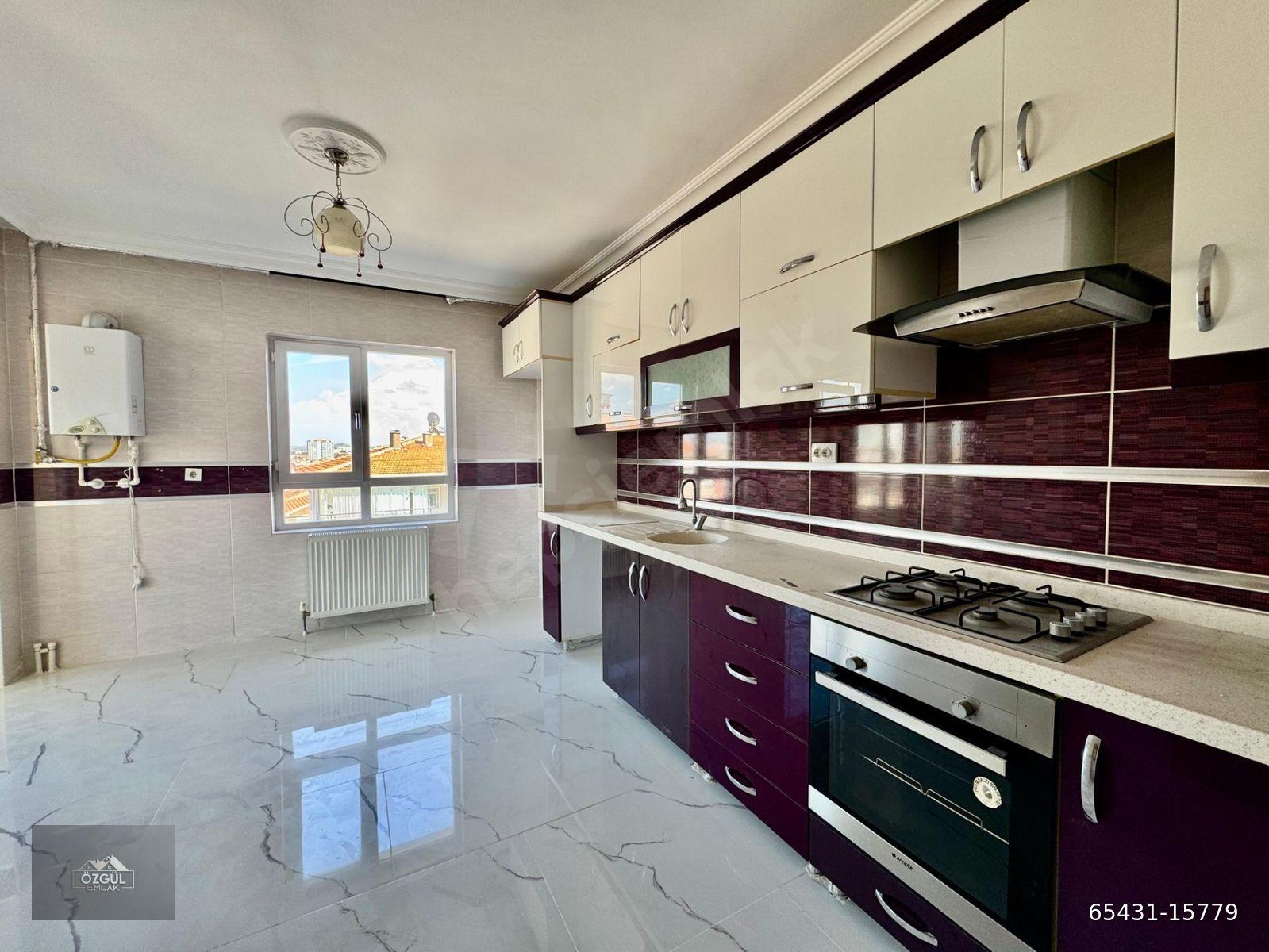 ÖZGÜL EMLAK'tan MERKEZDE ÇİFT BANYOLU FULL YAPILI GÜNEY CEPHE ORTA KAT 3+1 SİTE DAİRESİ