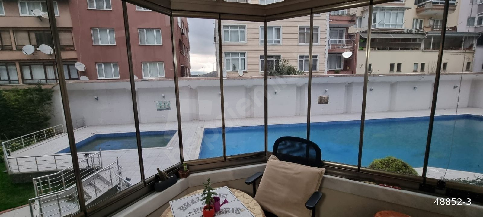 BURSA MUDANYA EĞİTİM MAHALLESİNDE SATİLİK HAVUZLU 2+1 DAİRE