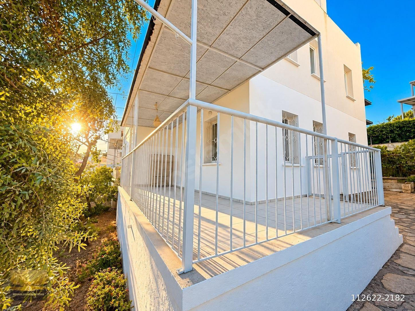 BODRUM GÜMBETTE SATILIK DAİRE DENİZE 100 METRE BÜYÜK BAHÇELİ EV