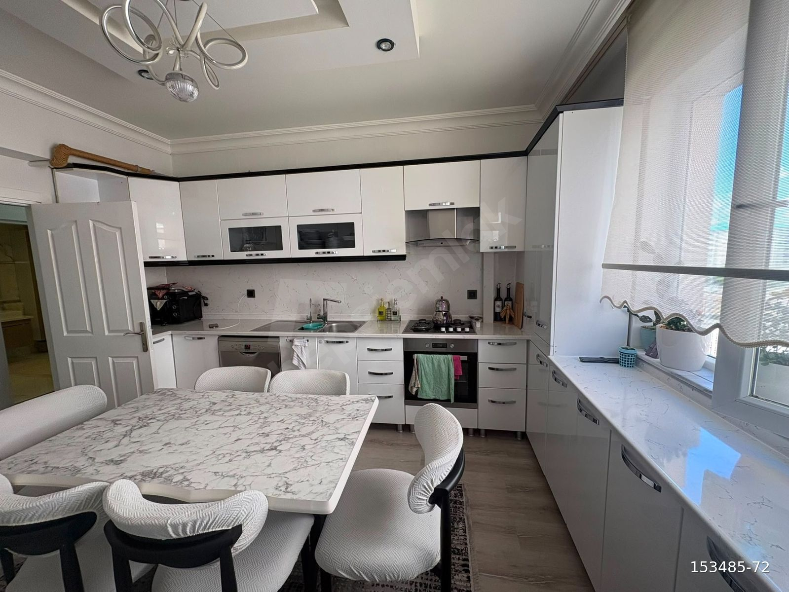 YILDIZKENT'DE 4+1 EBEVEYN BANYOLU SATILIK DAİRE