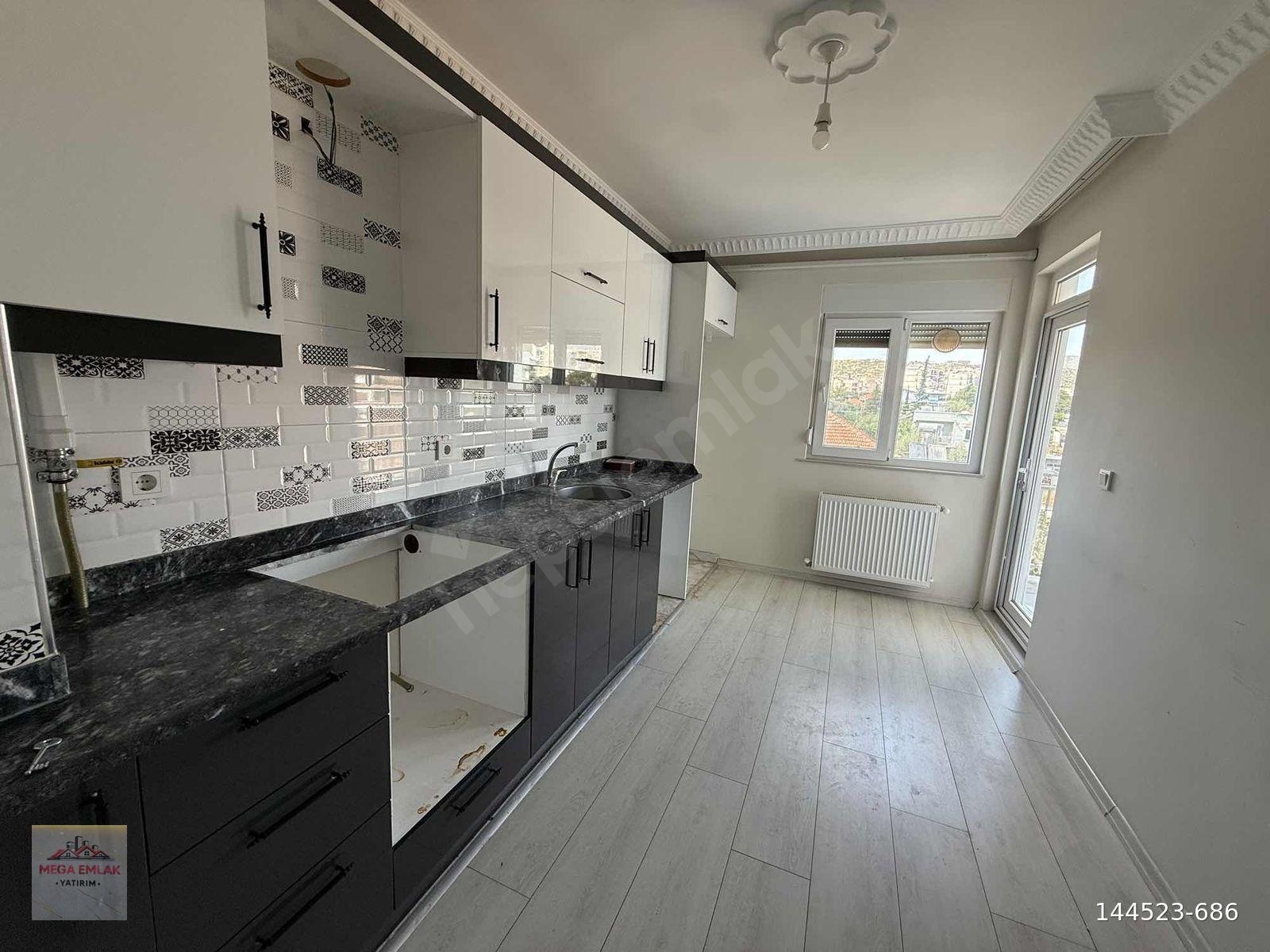 ÇAMLIBELDE TRAMVAY DİBİ 2+1 KATTA DOĞALGAZLI 90 M2