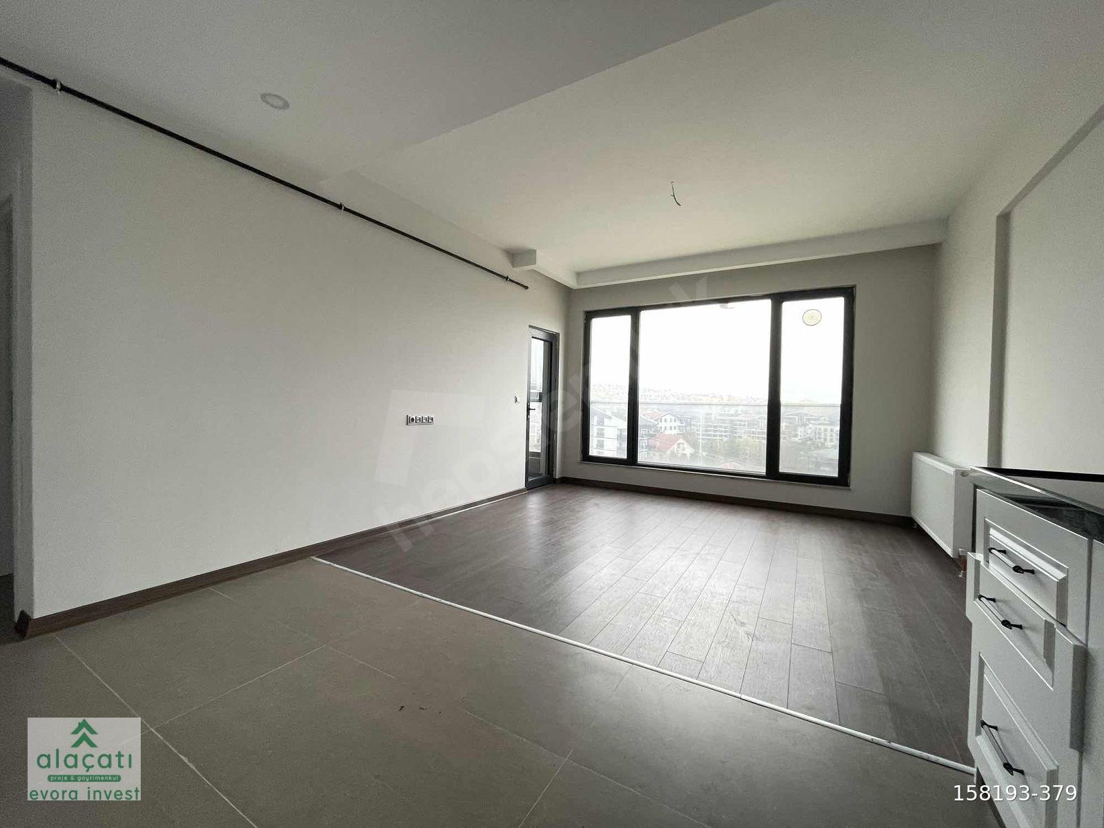 'alaçatı' dan caddeye yakın geniş kullanımlı kiralık 1+1 daire