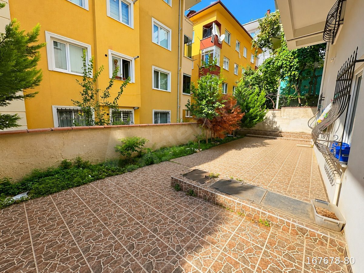 Ümraniye İstiklal'de Büyük Bahçeli Asansörlü 1+1 Kiralık Daire