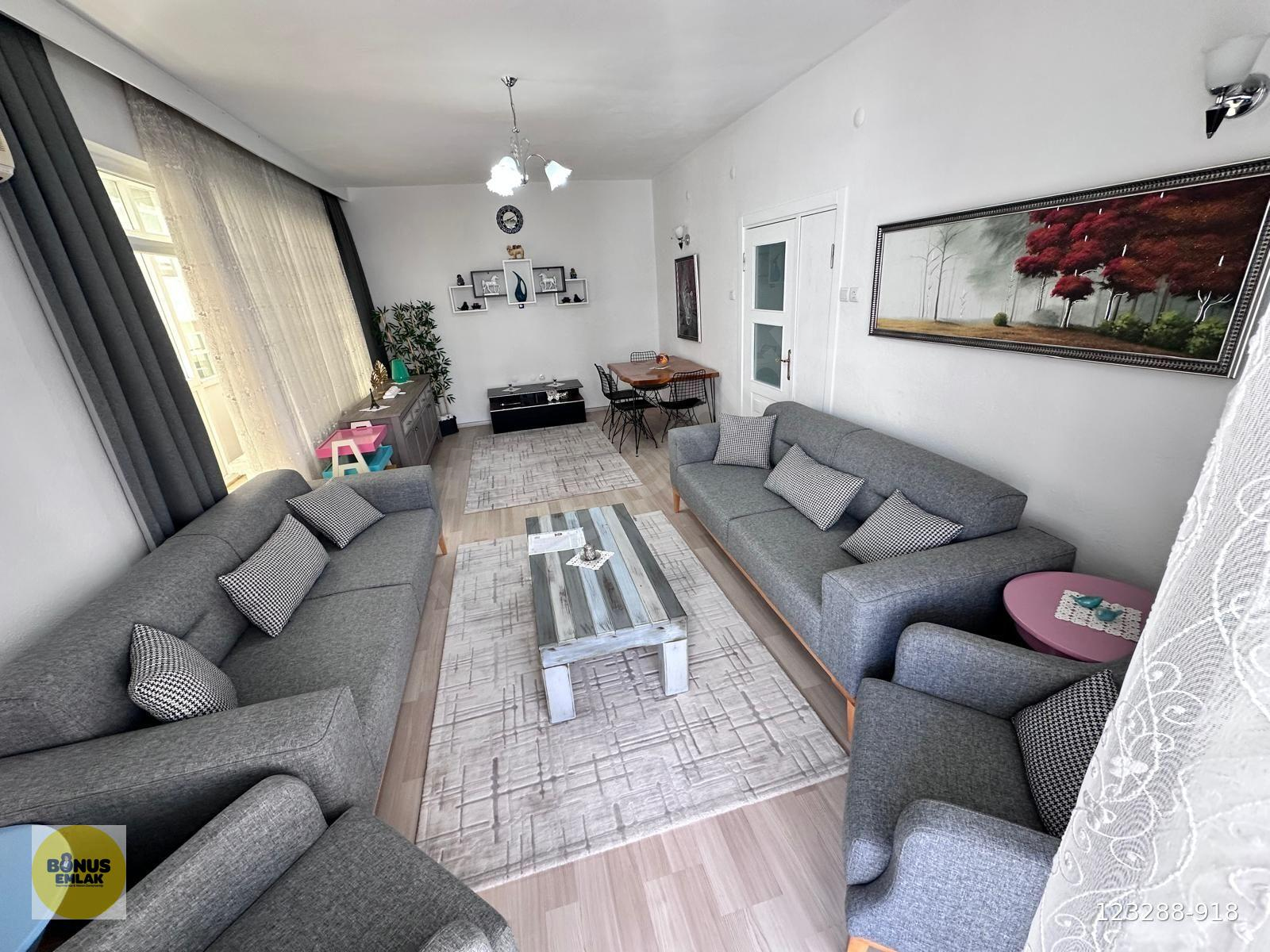 GÜLLÜK CADDESİ ÜZERİNDE DENİZE 5 DAKİKA YÜRÜME MESAFESİNDE 2+1