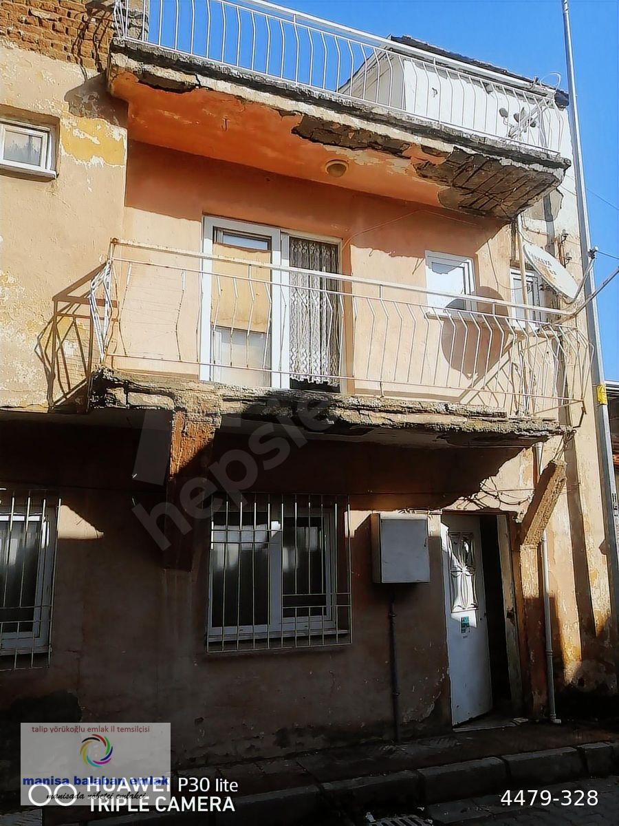 manisa barboros satılık 3 katlı binanın 3.katı yada komple satıl