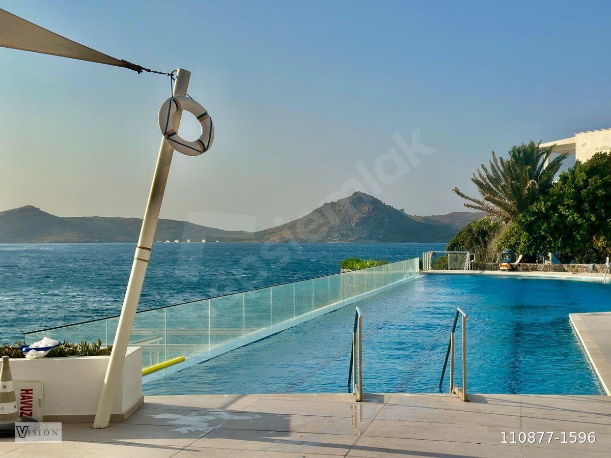 BODRUM YALIKAVAK DENİZE SIFIR İSKELELİ SİTEDE EŞYALI YENİLENMİŞ BAHÇELİ YILLIK KİRALIK DAİRE