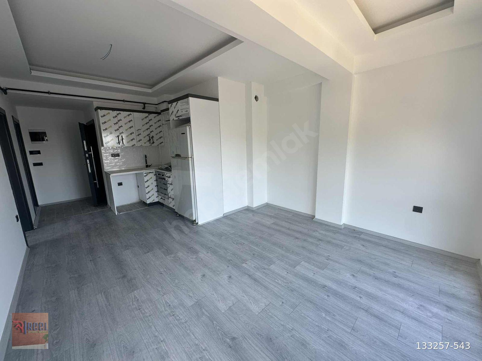REEL'DEN ANAYOLA SAHİLE YAKIN HOLLÜ SIFIR SATILIK 1+1 DAİRE