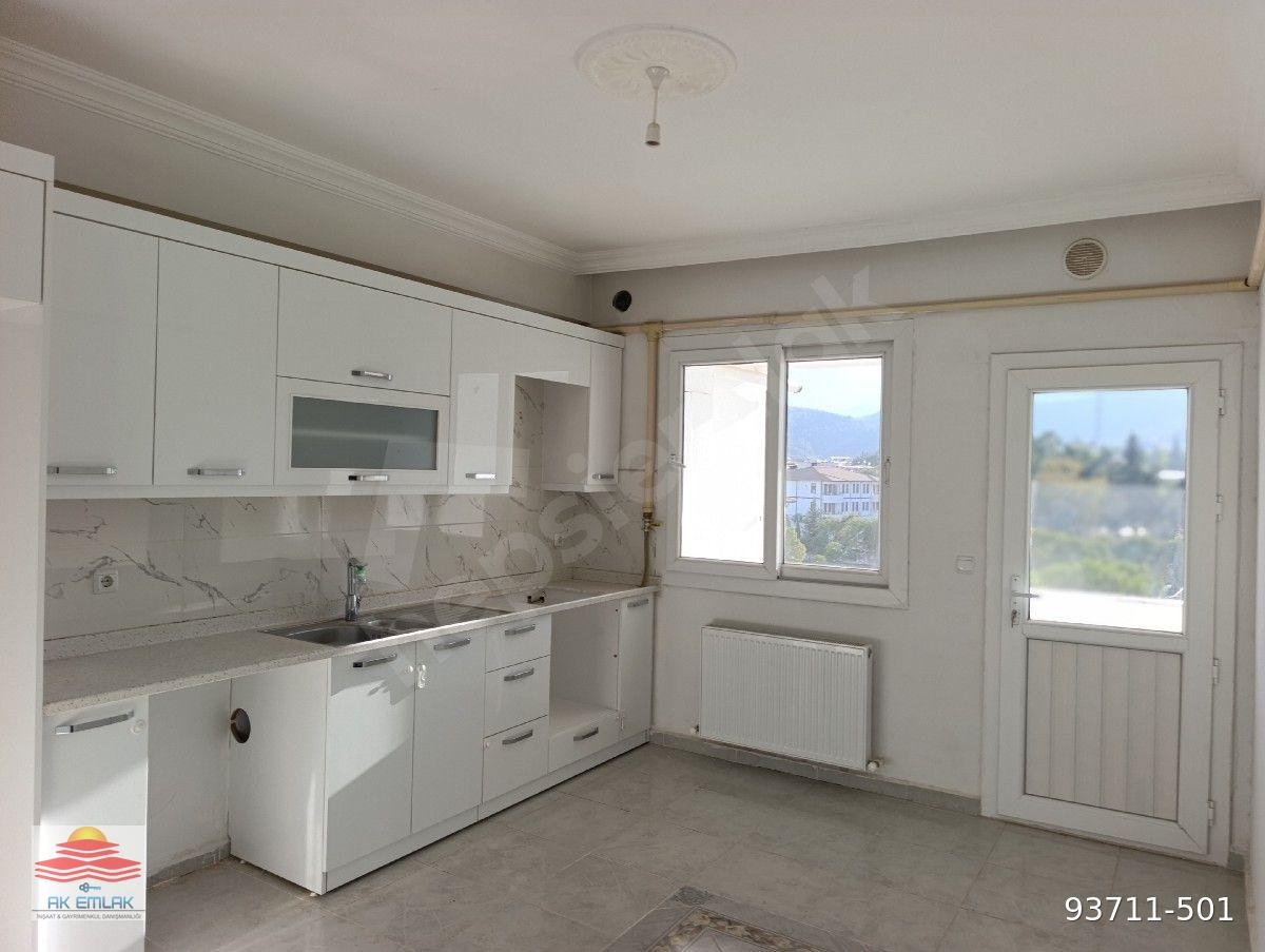 Hassa Girne Mahallesi hastane caddesi üzerinde kiralık 180 metrekare doğalgazlı 3+1 geniş daire