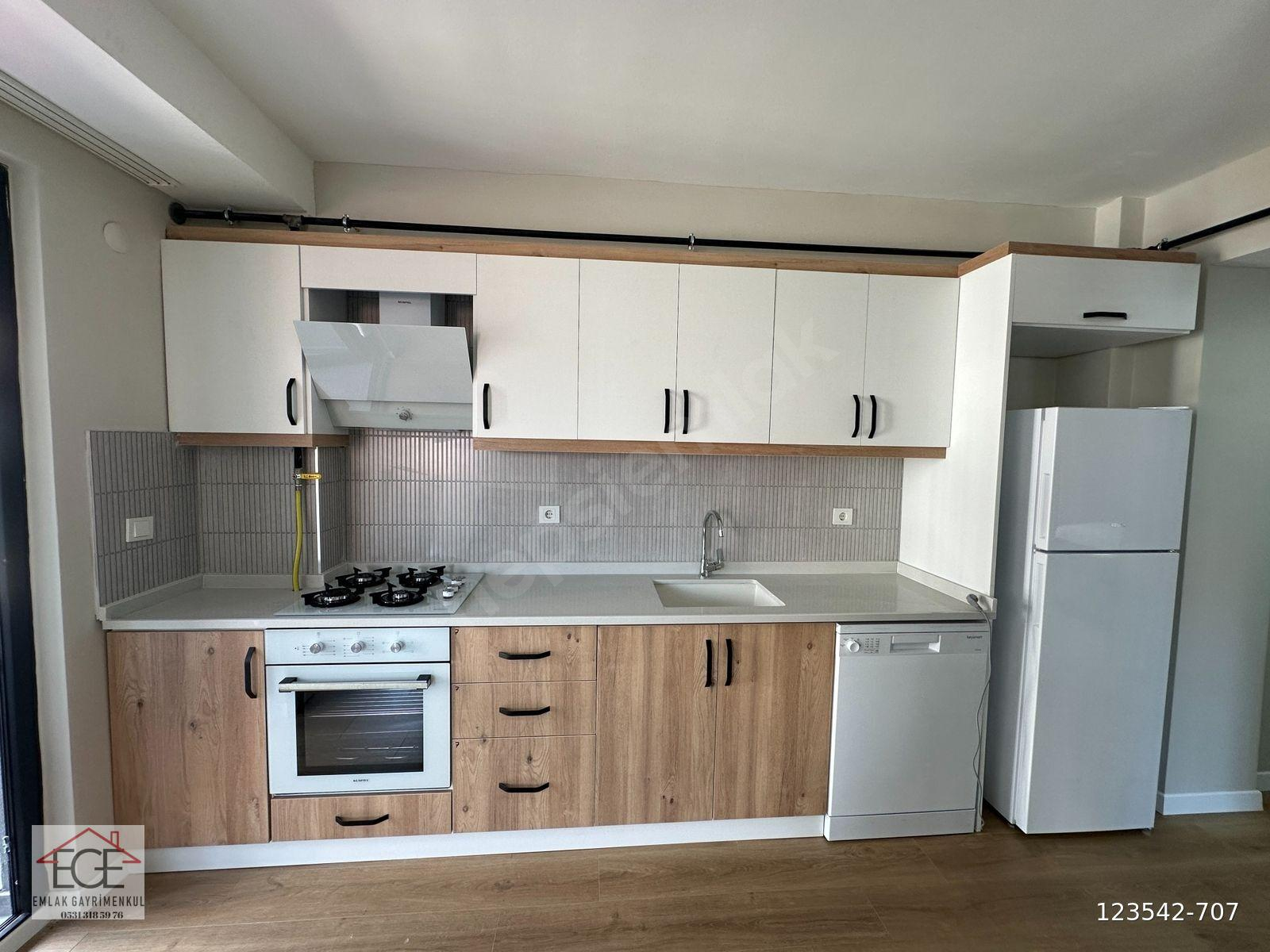 EGE EMLAK'TAN CADDE ÜSTÜNDE SIFIR EŞYALI LÜKS 1+1 DAİRE