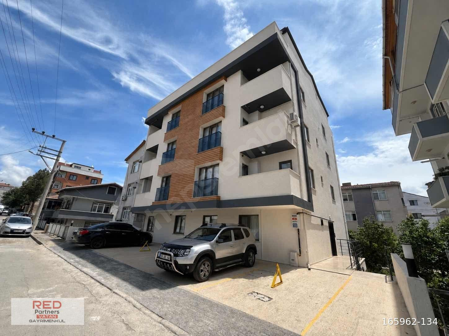 ÇAYIROVANIN MERKEZİ LOKASYONUNDA 3+1 GENİŞ DUBLEKS DAİRE.