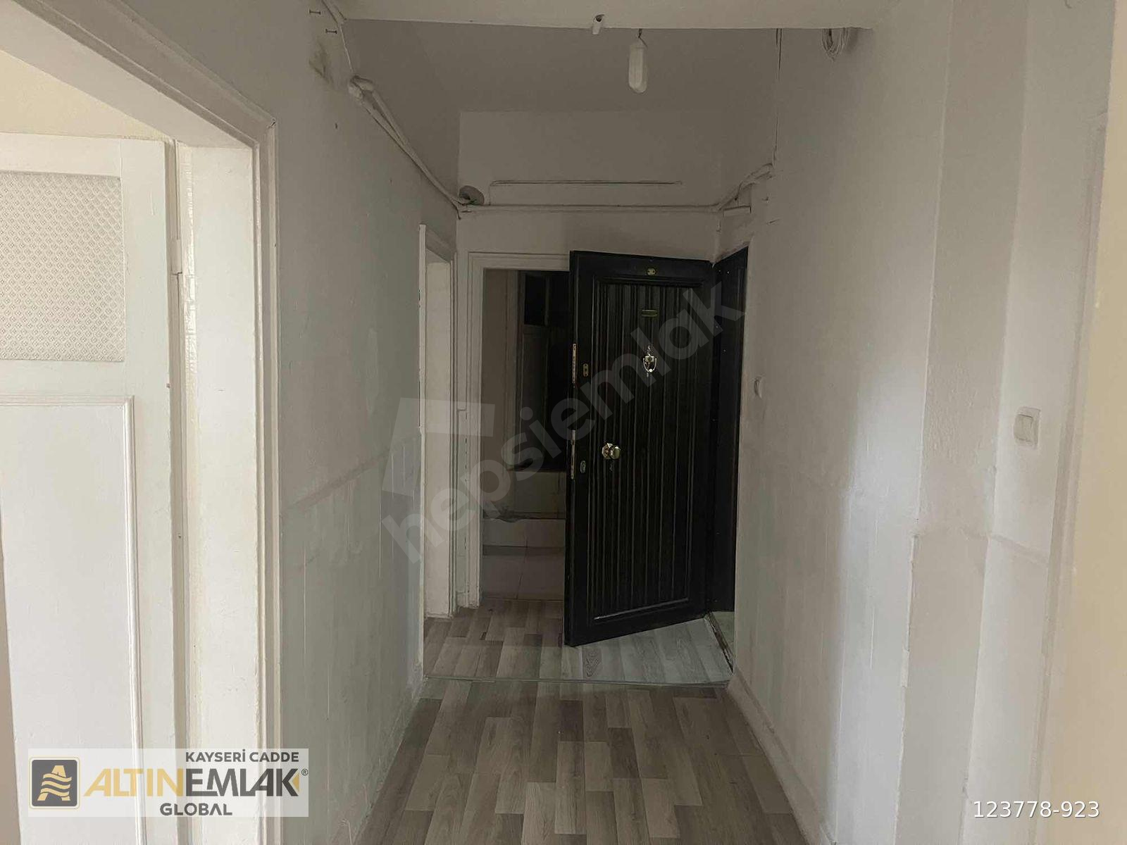KILIÇASLAN MAHALLESİN'DE DIŞTAN GİRİŞ BODRUM KAT KİRALIK DAİRE