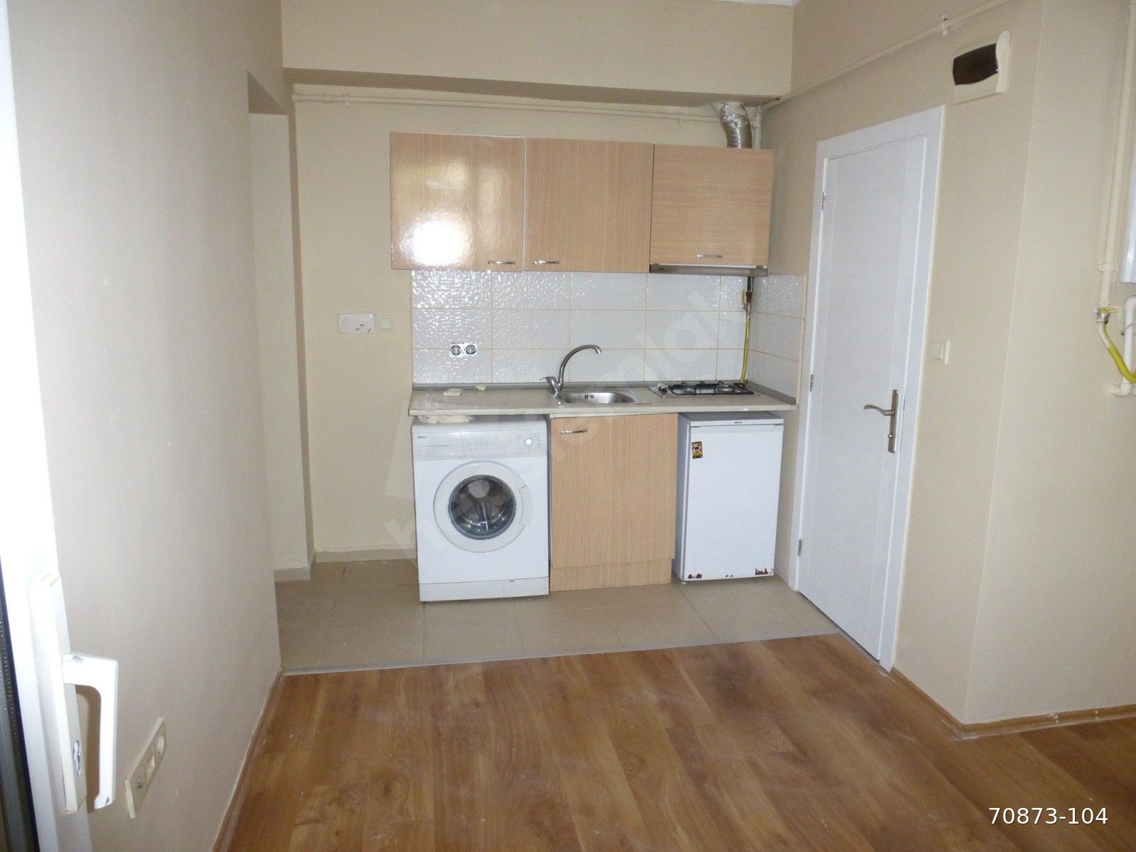 BAHARİYE CADDESİNE YAKIN 1+1 35 METREKARE BEYAZ EŞYALI STÜDYO DAİRE.