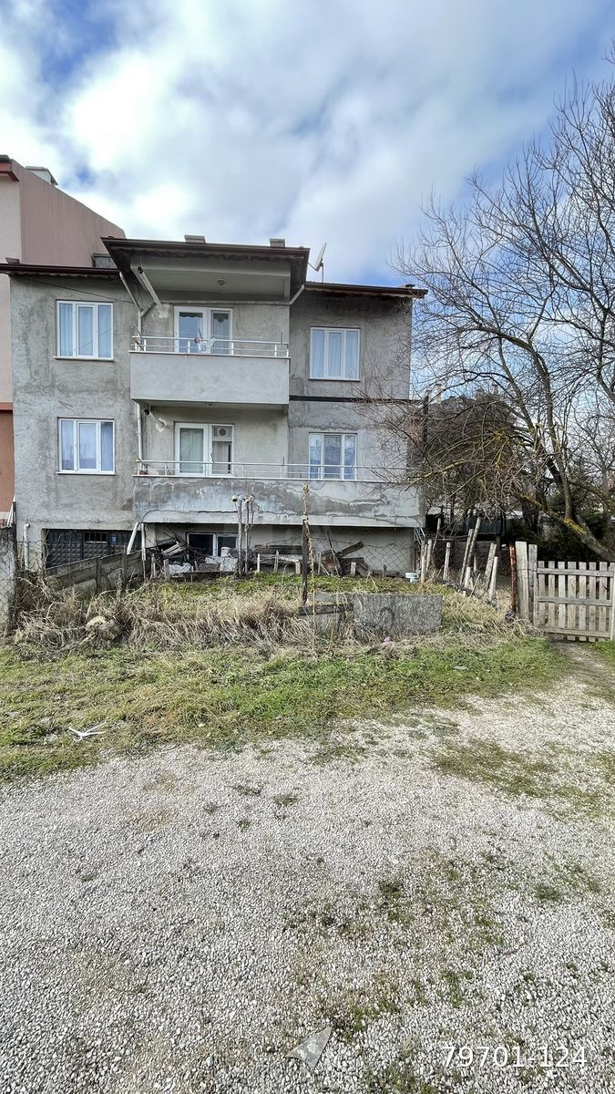 Kuruçayda müstakil ev arsasıyla satılık