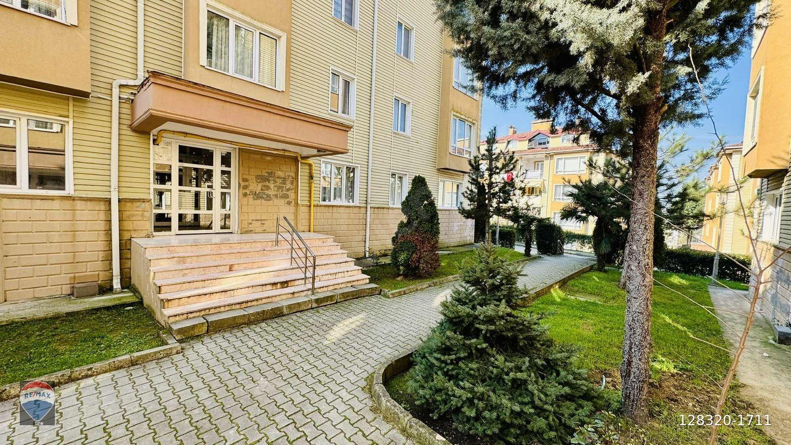RE/MAX MOZ 3+1 140m² Ebeveyn B. Asansörlü Metrobüse Yürüme Mesaf