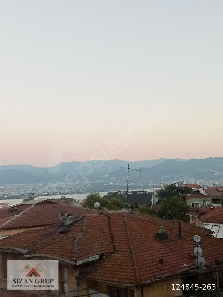 İZMİT ÇARŞI MERKEZ DE DENİZ MANZARALI E/5 ON ADIM MESAFEDE ARAKAT KİRALIK DAİRE