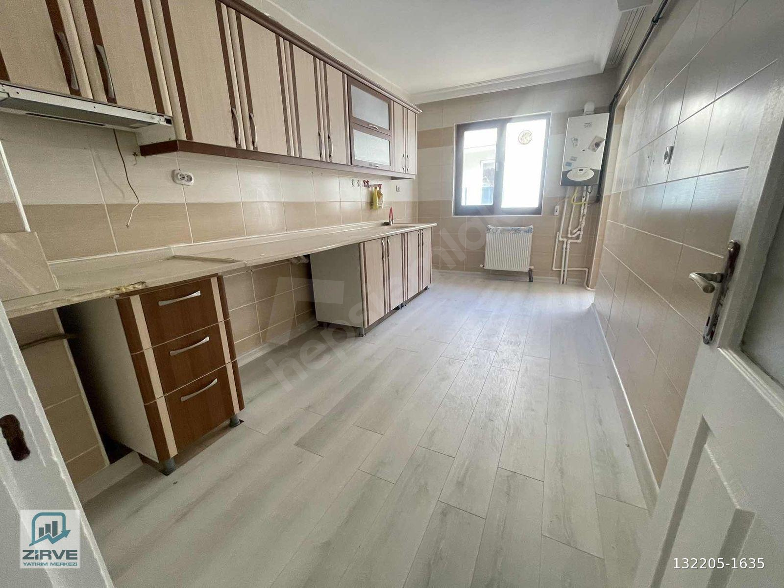 ZİRVE EMLAK'TAN UÇAKLI PARKA YAKIN 3.KAT KÖK TAPU SATILIK DAİRE